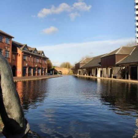 Ecohome On The Canal In A Historic Site Near City Coventry Kültér fotó