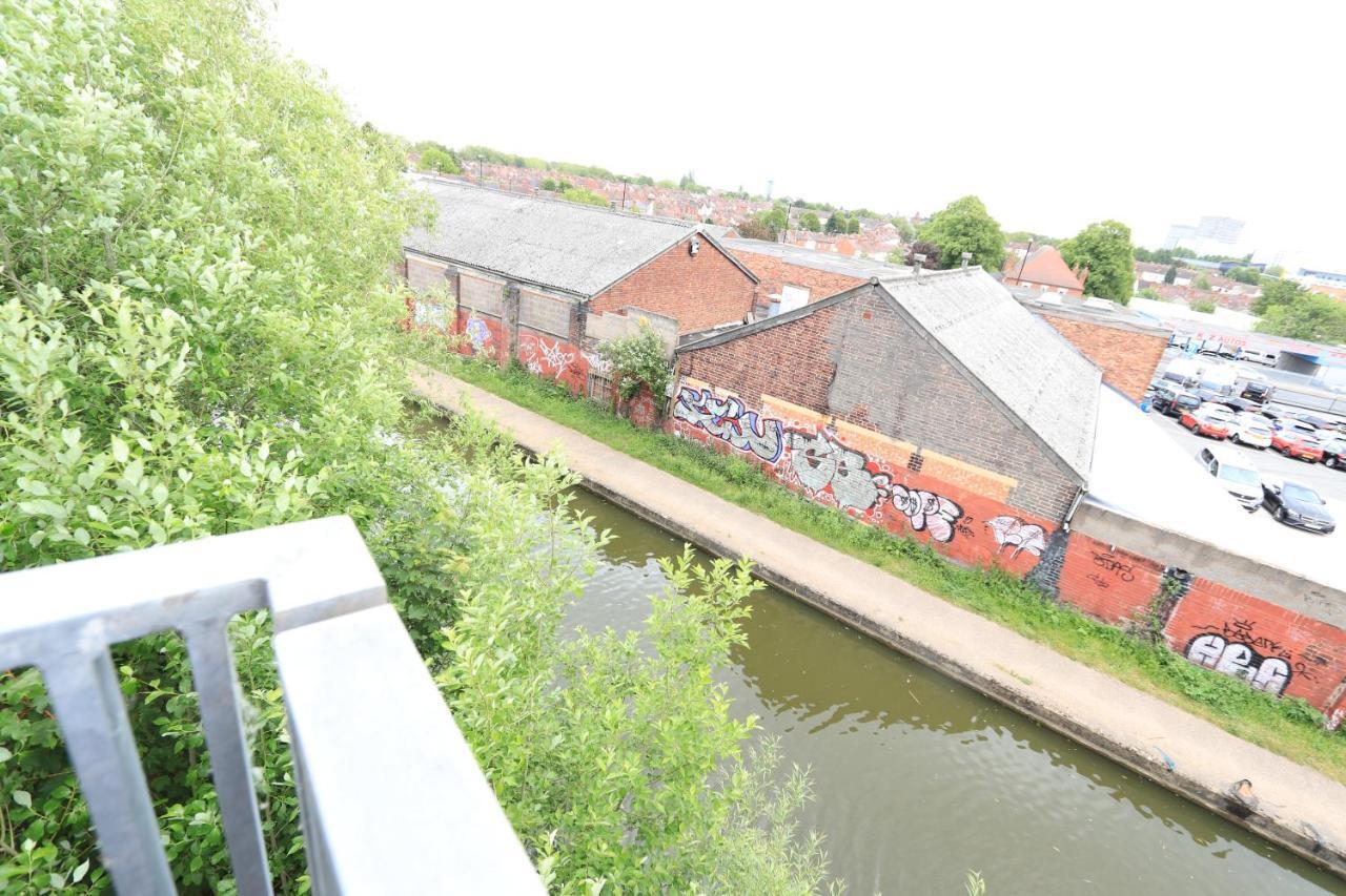 Ecohome On The Canal In A Historic Site Near City Coventry Kültér fotó