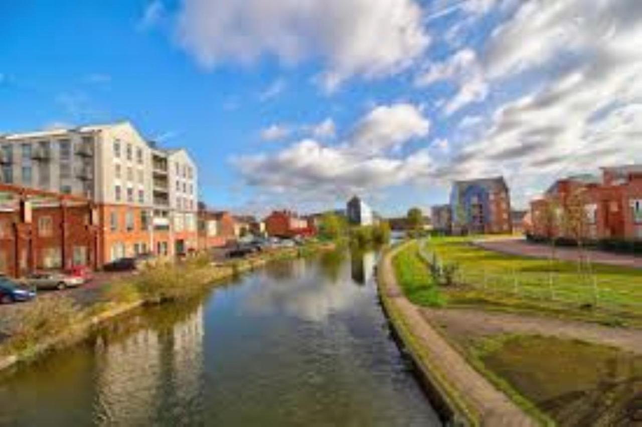 Ecohome On The Canal In A Historic Site Near City Coventry Kültér fotó
