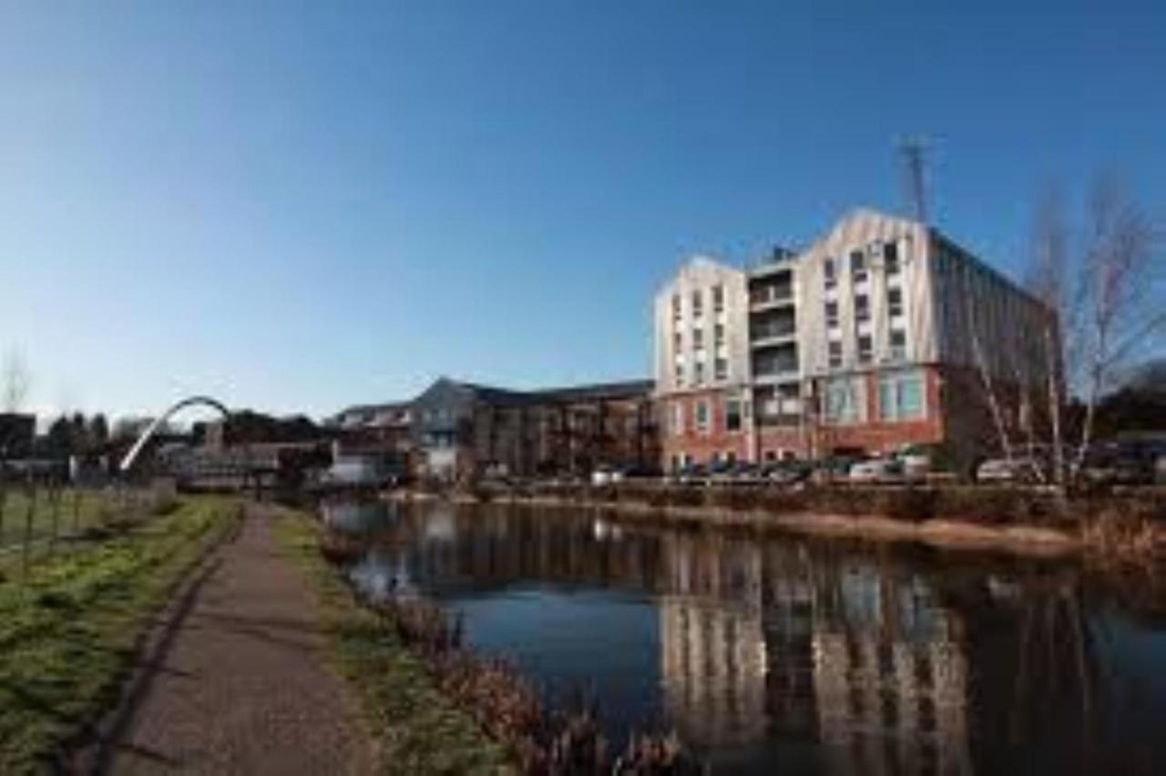 Ecohome On The Canal In A Historic Site Near City Coventry Kültér fotó