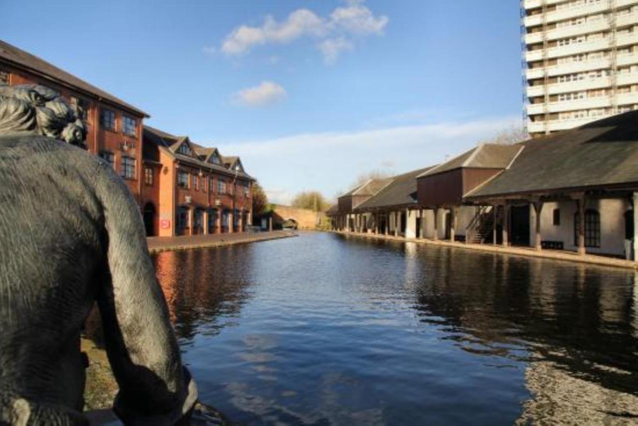 Ecohome On The Canal In A Historic Site Near City Coventry Kültér fotó