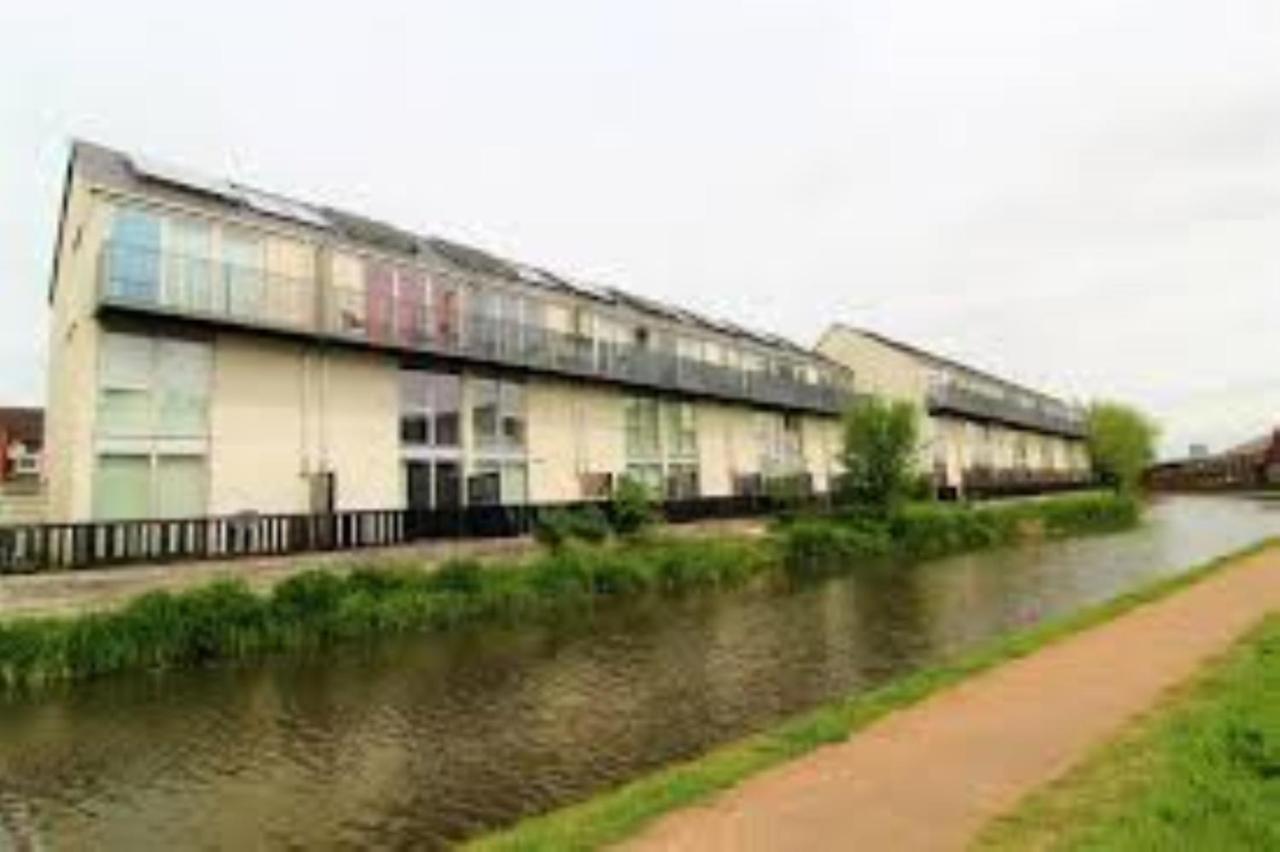 Ecohome On The Canal In A Historic Site Near City Coventry Kültér fotó