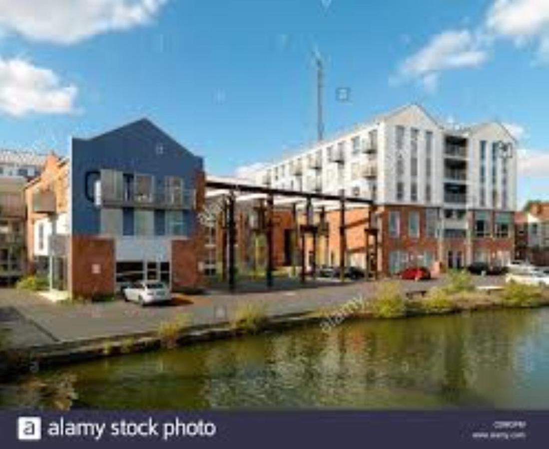 Ecohome On The Canal In A Historic Site Near City Coventry Kültér fotó
