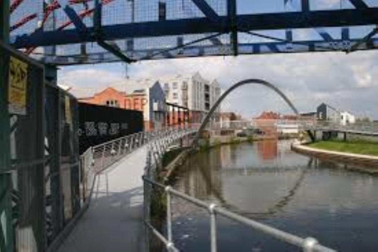 Ecohome On The Canal In A Historic Site Near City Coventry Kültér fotó